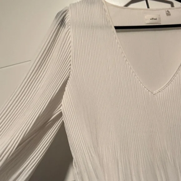 Wilfred
Daydreamer V-neck Blouse - Picture 6 of 14